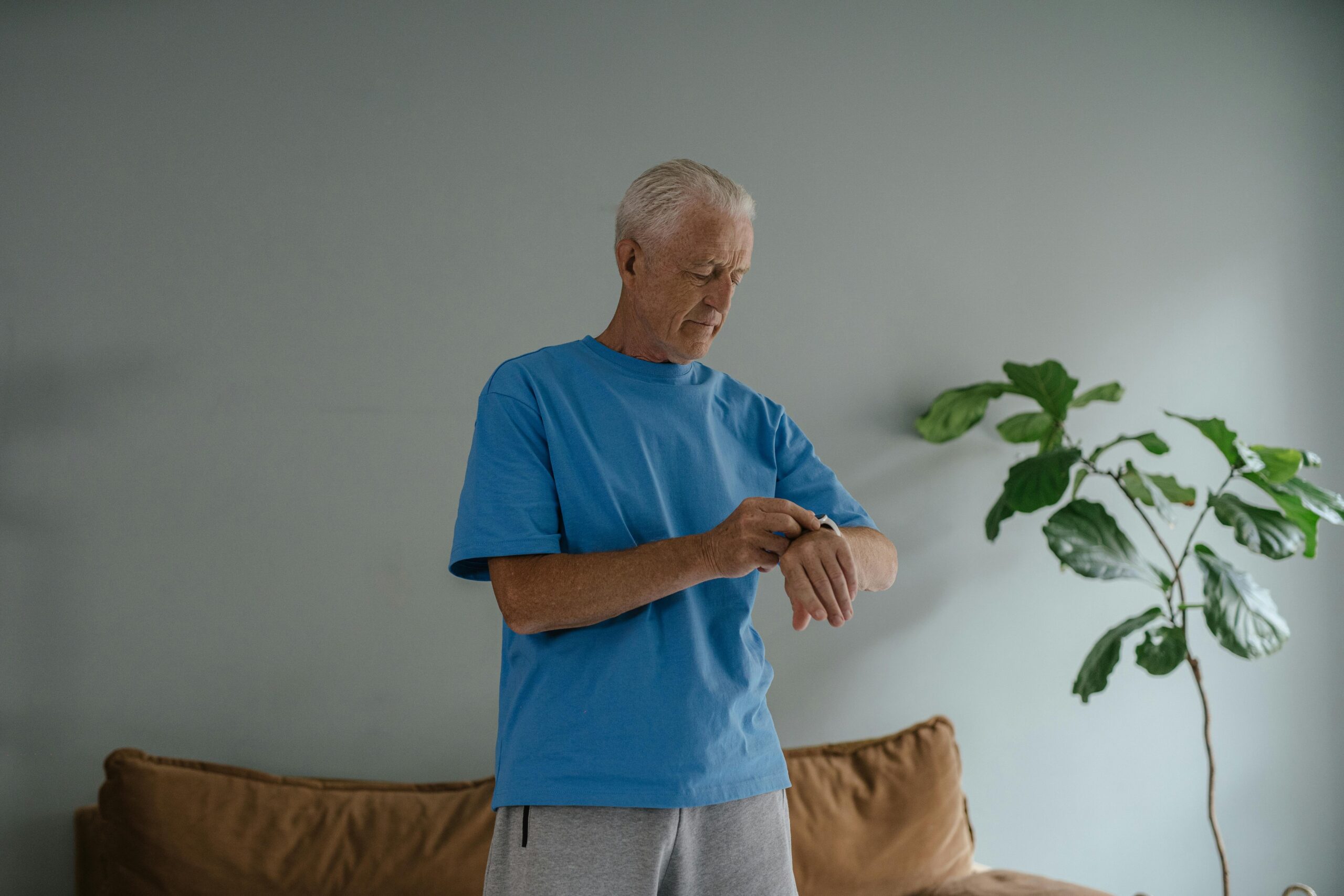 Fisioterapeuta realizando atendimento domiciliar de fisioterapia para Parkinson em idoso