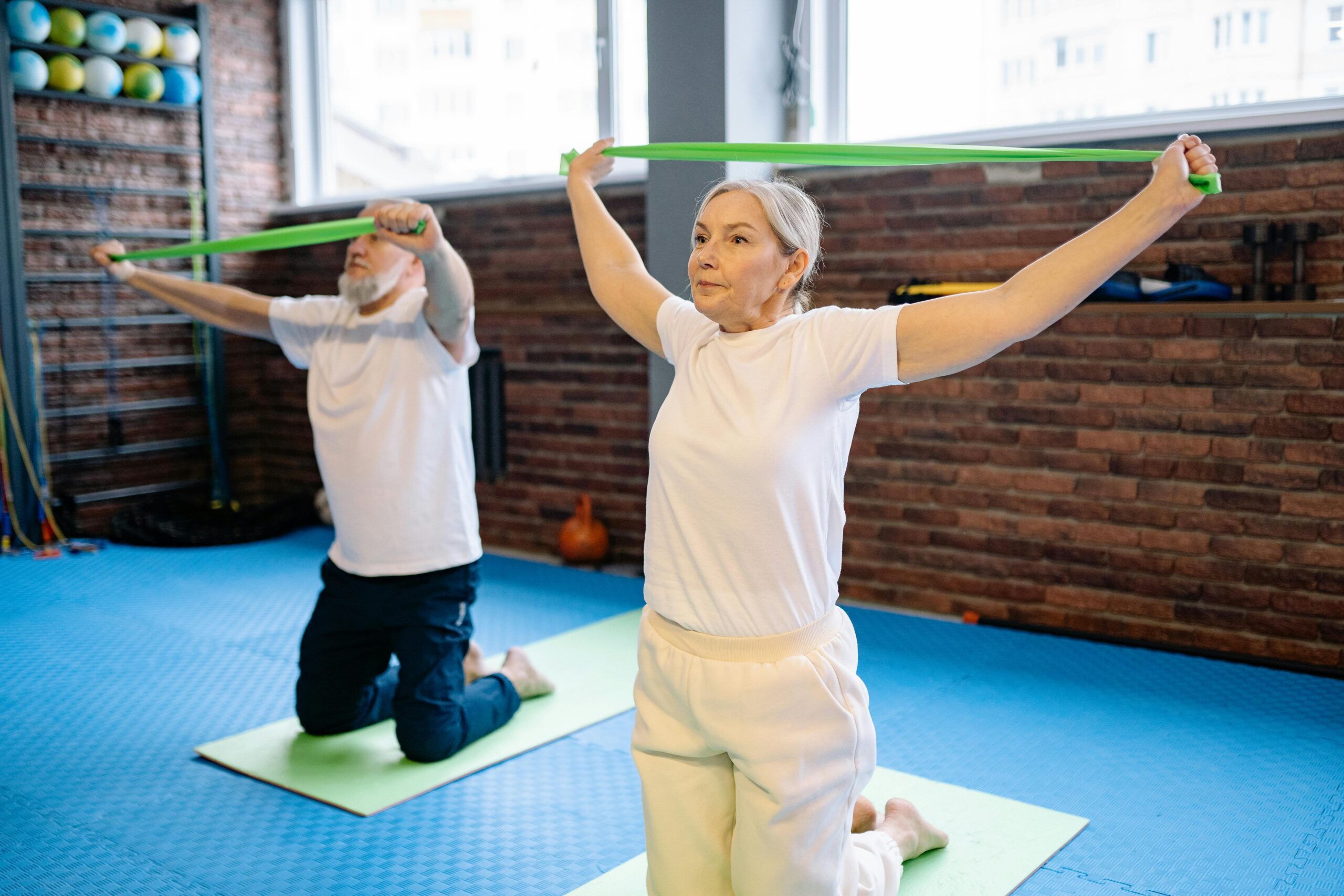 Fisioterapeuta realizando atendimento de fisioterapia para terceira idade em idoso